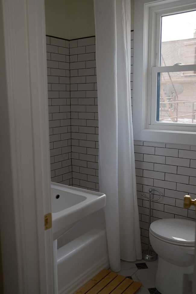 Building Photo - 200 S Henry St