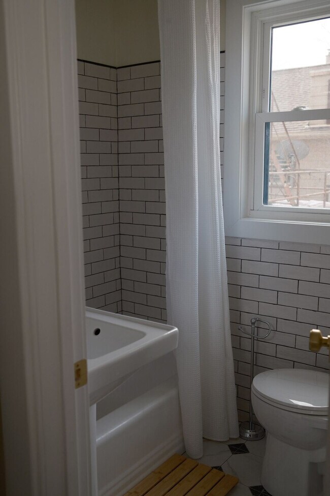 Building Photo - 200 S Henry St