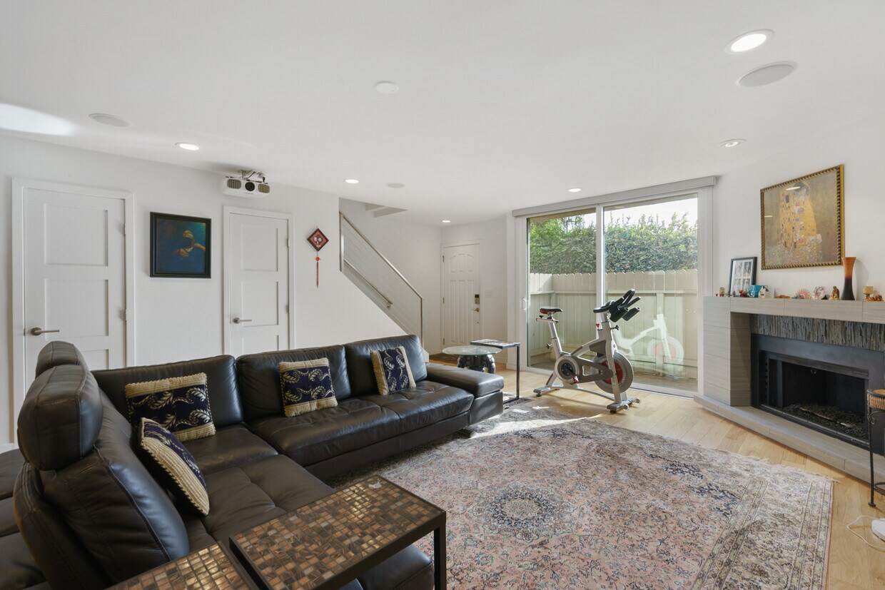 Primary Photo - 2020 20th St