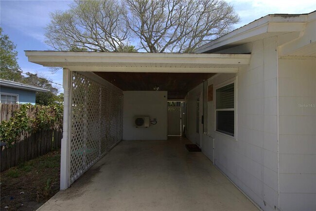 Building Photo - 1349 Young Ave