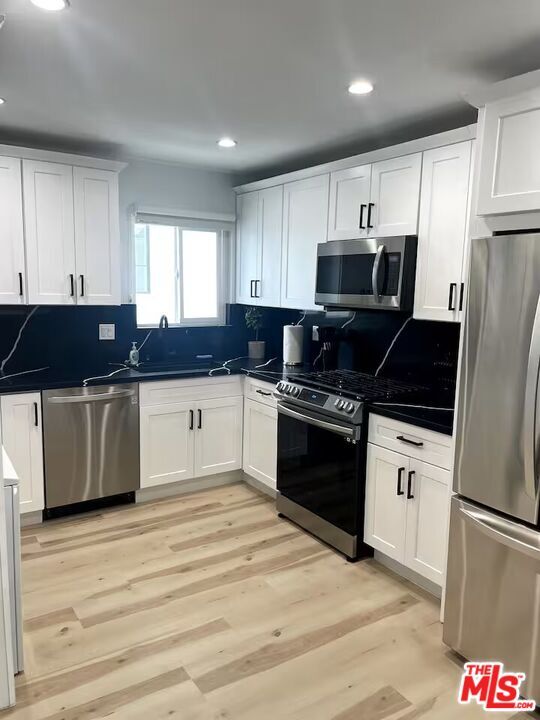 Foto del edificio - 8704 Dorrington Ave