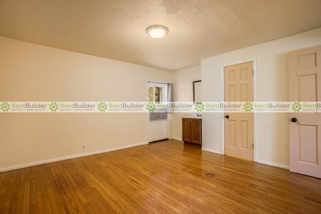 Building Photo - 1301 Alvarado Dr NE