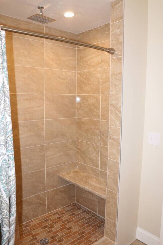 Foto del edificio - Updated 3 bedroom in Elmhurst / by Providence College