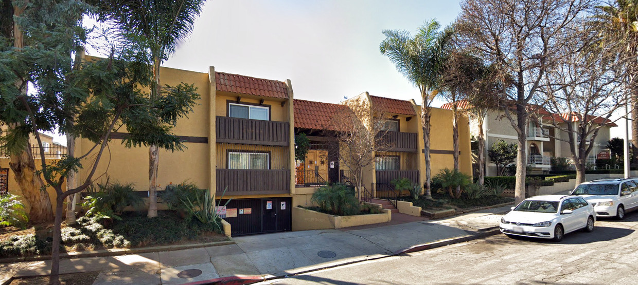 Front view from street - 882 Victor Ave