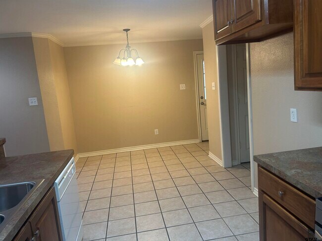 Foto del edificio - 8315 Garrett Dr
