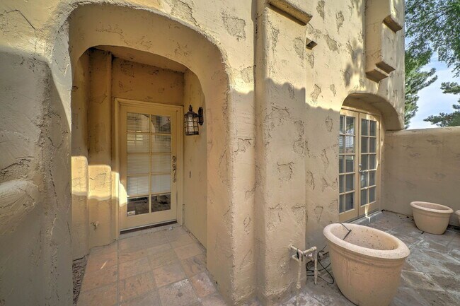 Foto del edificio - 6141 N 28th Pl