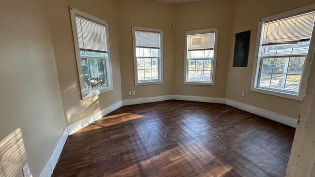 Building Photo - 3 bedroom home in Monroe!