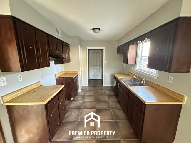 Building Photo - 4216 Rosewind Cir