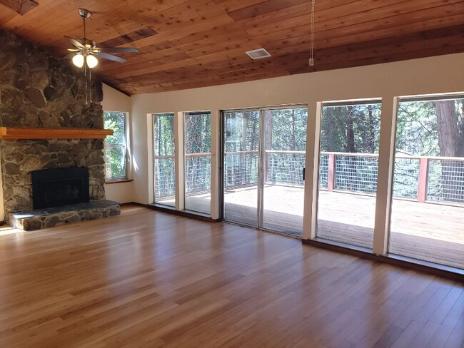 Building Photo - 10954 Pine View Heights