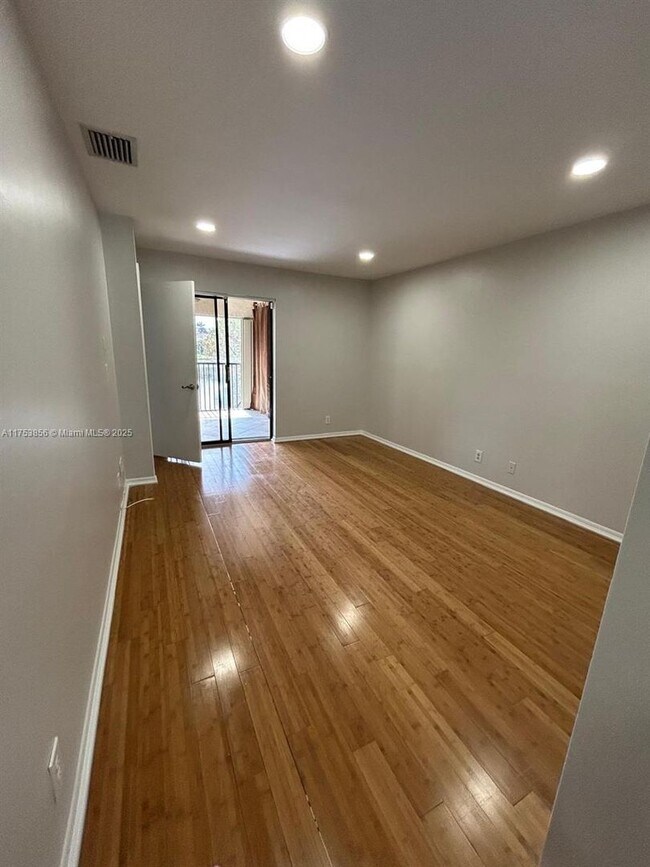 Foto del edificio - 3299 Cocoplum Cir