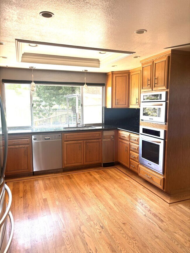 Foto del edificio - Stunning 4-Bedroom Home on Golf Course wit...