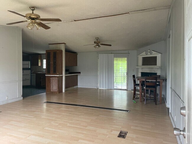 Foto del edificio - 5 Bedroom, 3 Bath 2,128 sq ft Doublewide T...