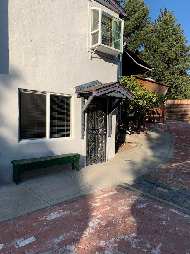 Puerta principal - 22417 Charlene Way