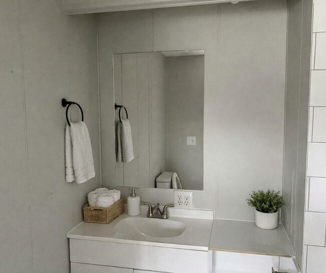 Building Photo - 1250 Lakeview Dr