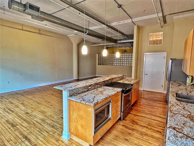 Building Photo - 1010 Saint Charles St