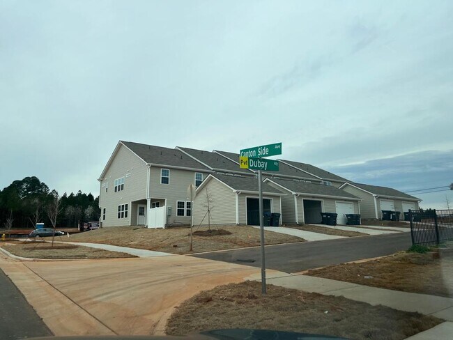 Foto del edificio - 15623 Country House St