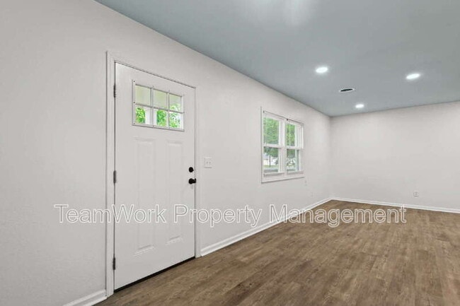 Building Photo - 3020 Azalea Dr