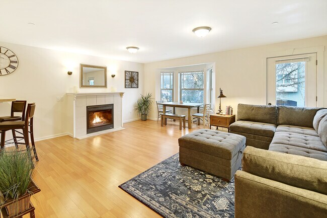 Building Photo - 5422 Delridge Way SW