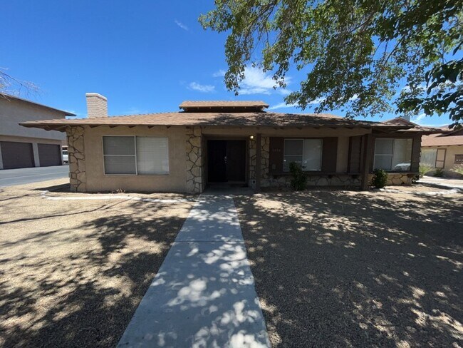 Building Photo - Tucked away 3 bedroom 2 bath located on 1s...