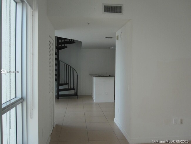 Building Photo - 300 S BISCAYNE