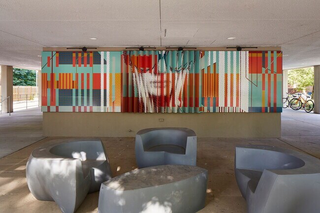 Alrededores - 1400 E. 57th Street