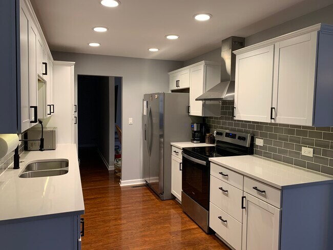 Building Photo - 592 Green Oaks Dr