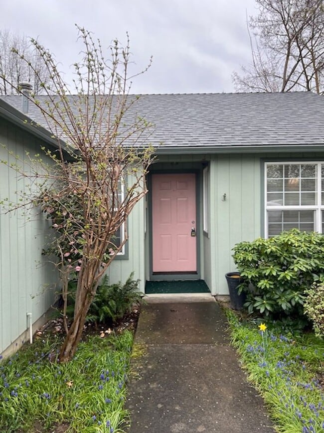 Building Photo - SINGLE FAMILY HOME W/ FENCED YARD/ DOUBLE ...