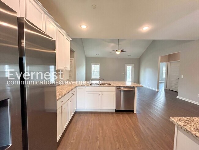 Foto del edificio - Limited Time Special Offer / 3 Bed/2 Bath Home with Garage / Pet-Friendly / Vouchers Accepted / A...