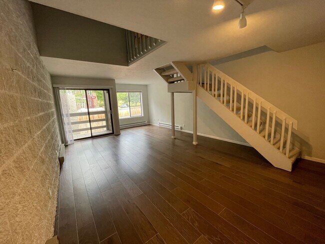 Foto del edificio - Modern 2 Story 2 Bed/1.5 Bath Condo on Wes...