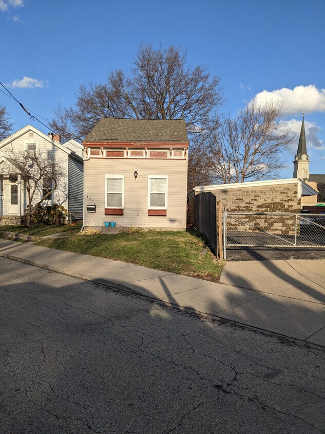 Foto del edificio - 6661 montgomery rd
