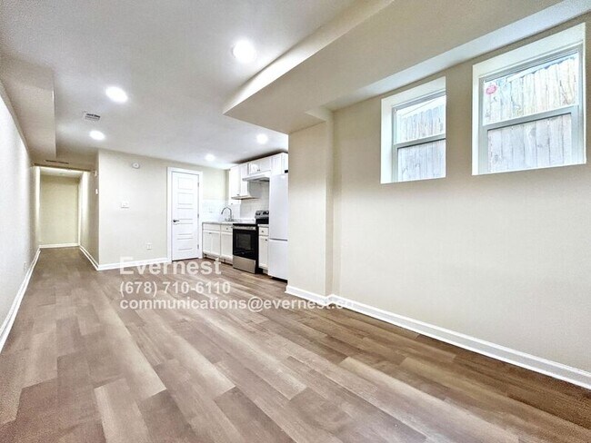 Building Photo - 998 Mayson Turner Rd NW