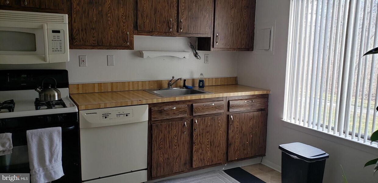 Primary Photo - 568 Edison Dr