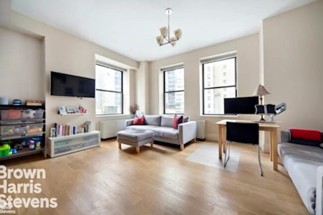 Building Photo - 71 Nassau St