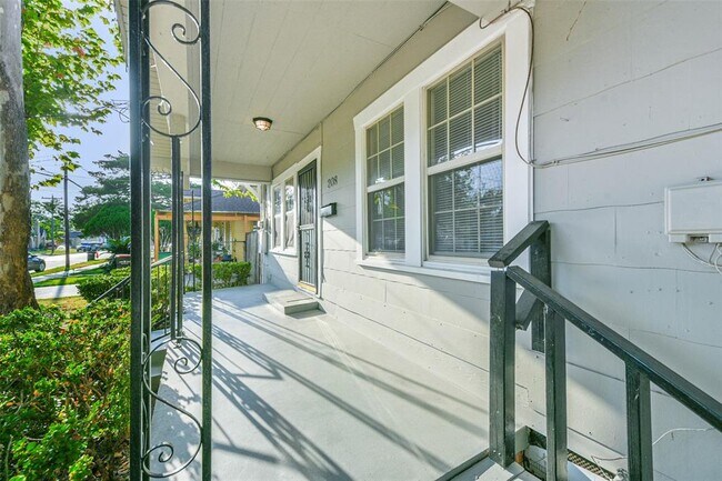Building Photo - 208 W Lobit Ave