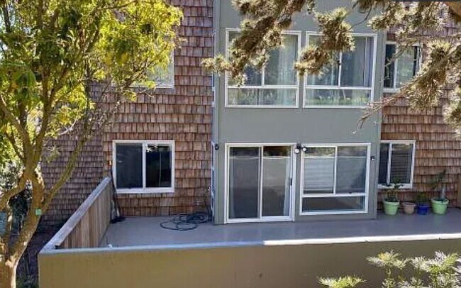 Building Photo - 940 Duncan St