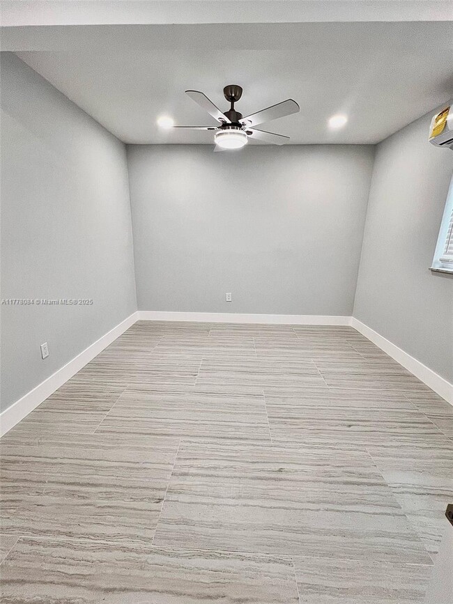 Foto del edificio - 2000 SW 96th Ave