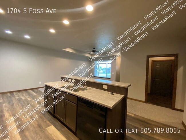 Building Photo - 1704 S Foss Ave