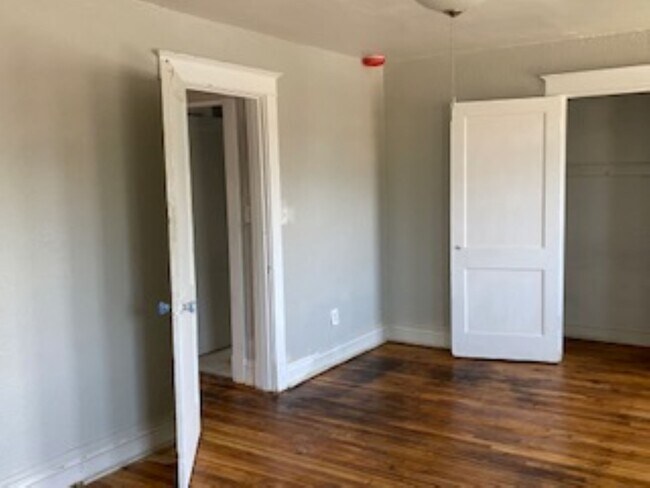 Bed1 - 6027 Enright Ave