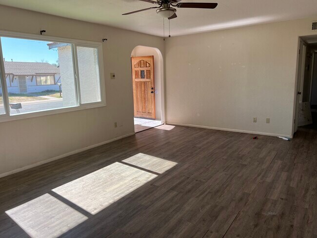 Entrada y sala de estar - 5322 W Saint Moritz Ln