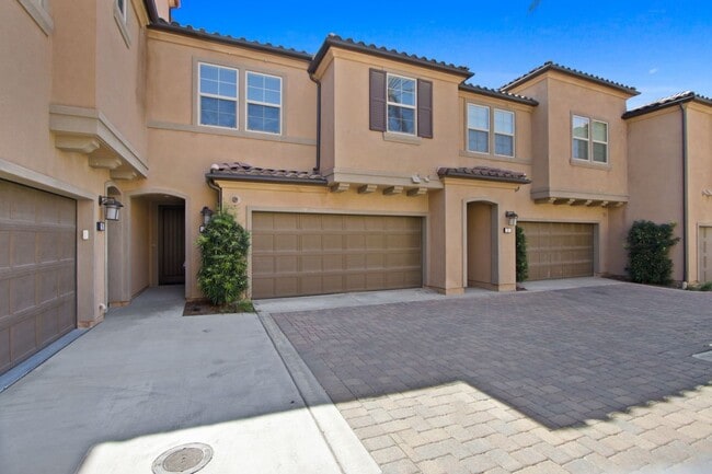 Building Photo - 21 Prominence