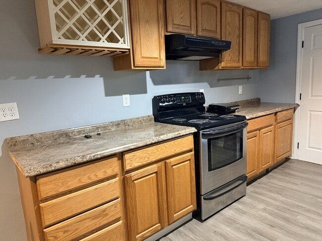 Building Photo - 10 Lawrence Rd