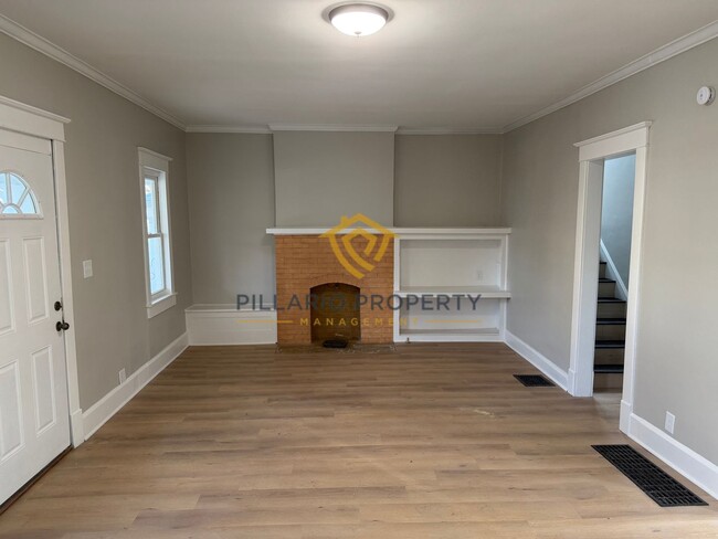 Foto del edificio - Fully Renovated 3-Bedroom/2-Bathroom with Huge Loft, Near Ellenberger Park, Available NOW!