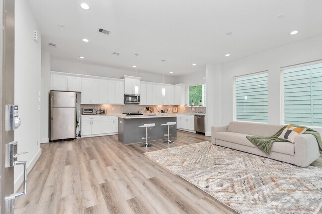 Foto del edificio - 3360 Pinemont Dr
