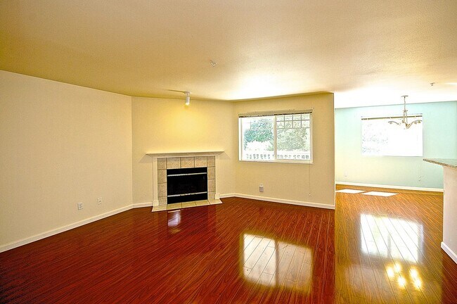 Building Photo - 18501 SE Newport Way