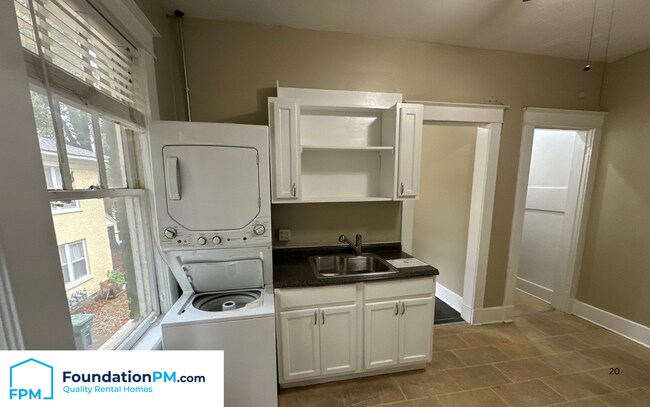 Foto del edificio - 1758 Lawrence Ave