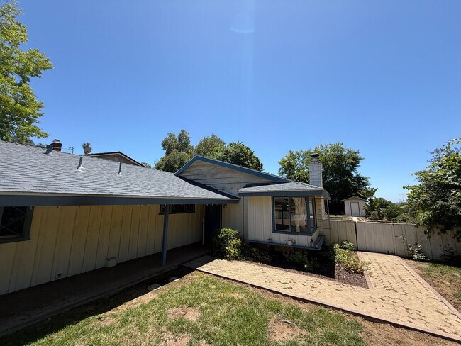 Foto del edificio - Large Ranch-Style Home in Vista