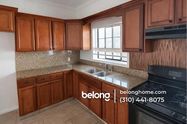 Building Photo - 1700 W 43rd St