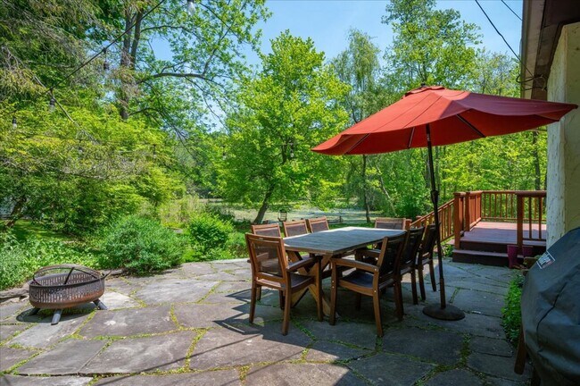 Foto del edificio - Stunning Updated Home with Private Pond Views in Chappaqua