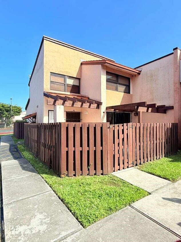 Photo - 445 West Park Drive, Miami, FL 33172 - 3 BR 2 BA townhouse