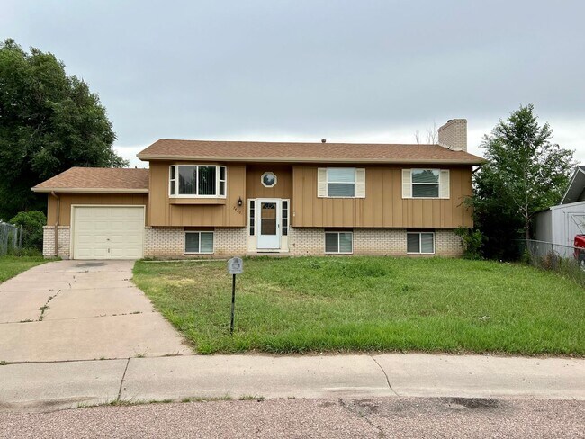 Bi-level 4 bedroom/2.5 bath in Fountain - Bi-level 4 bedroom/2.5 bath in Fountain House